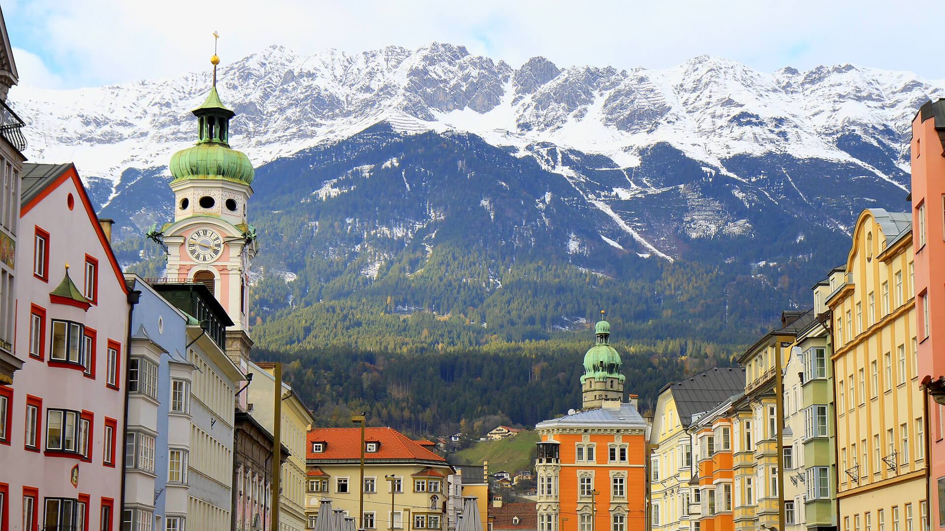Village coloré d’Innsbruck, en Autriche, avec les Alpes enneigées en arrière-plan, offrant un panorama typique du Tyrol.
