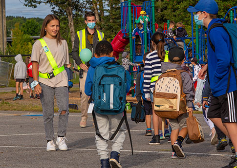 485x345-Brigadiere-surveille-enfants-cour-ecole.jpg