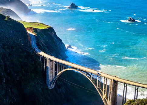 En Californie, vue des airs du célèbre pont de la Highway 1 longeant le Pacifique.