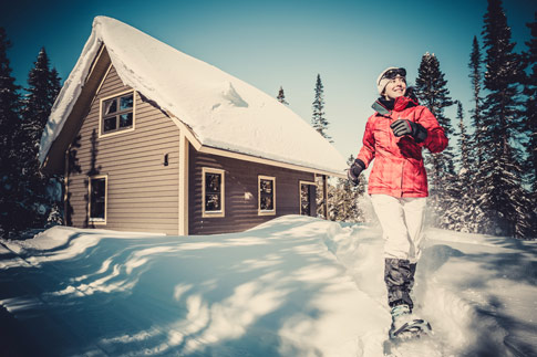 485-Une-femme-profite-de-son-chalet-en-hiver.jpg