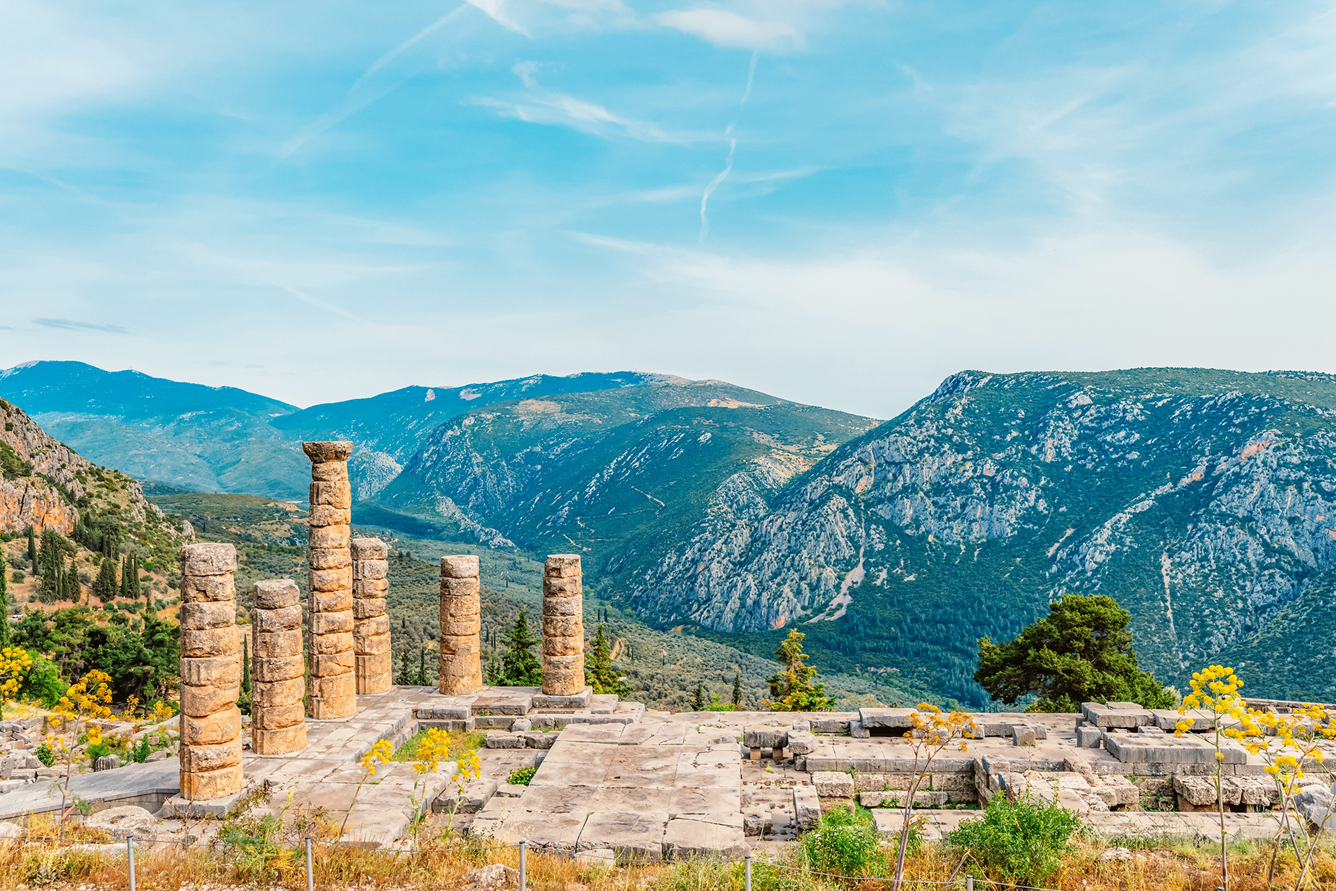 Panorama du temple d’Apollon et de ses colonnes doriennes, à Delphes, en Grèce, perché sur les flancs du mont Parnasse.  