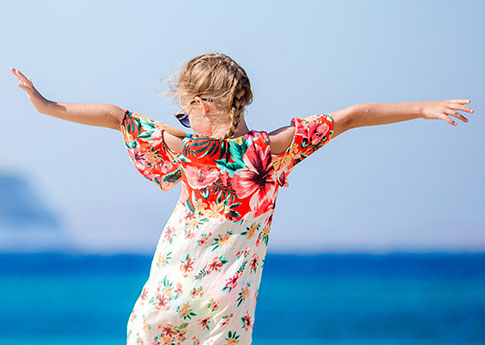 Little girl watching a cruise ship