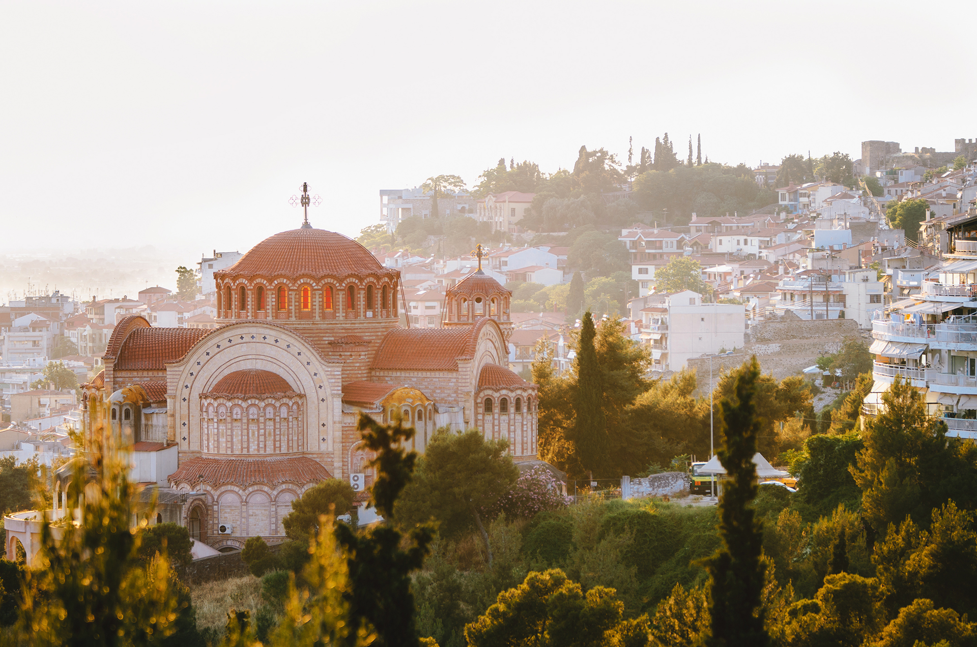 Panorama de l’église Saint-Paul dominant la ville de Thessalonique, en Grèce, entourée de bâtiments blancs.