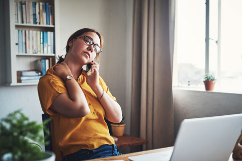 485-Femme-au-telephone-avec-douleur-au-cou.jpg