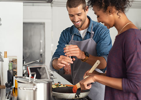 485-Incendies-et-assurance-habitation-couple-cuisiniere.jpg