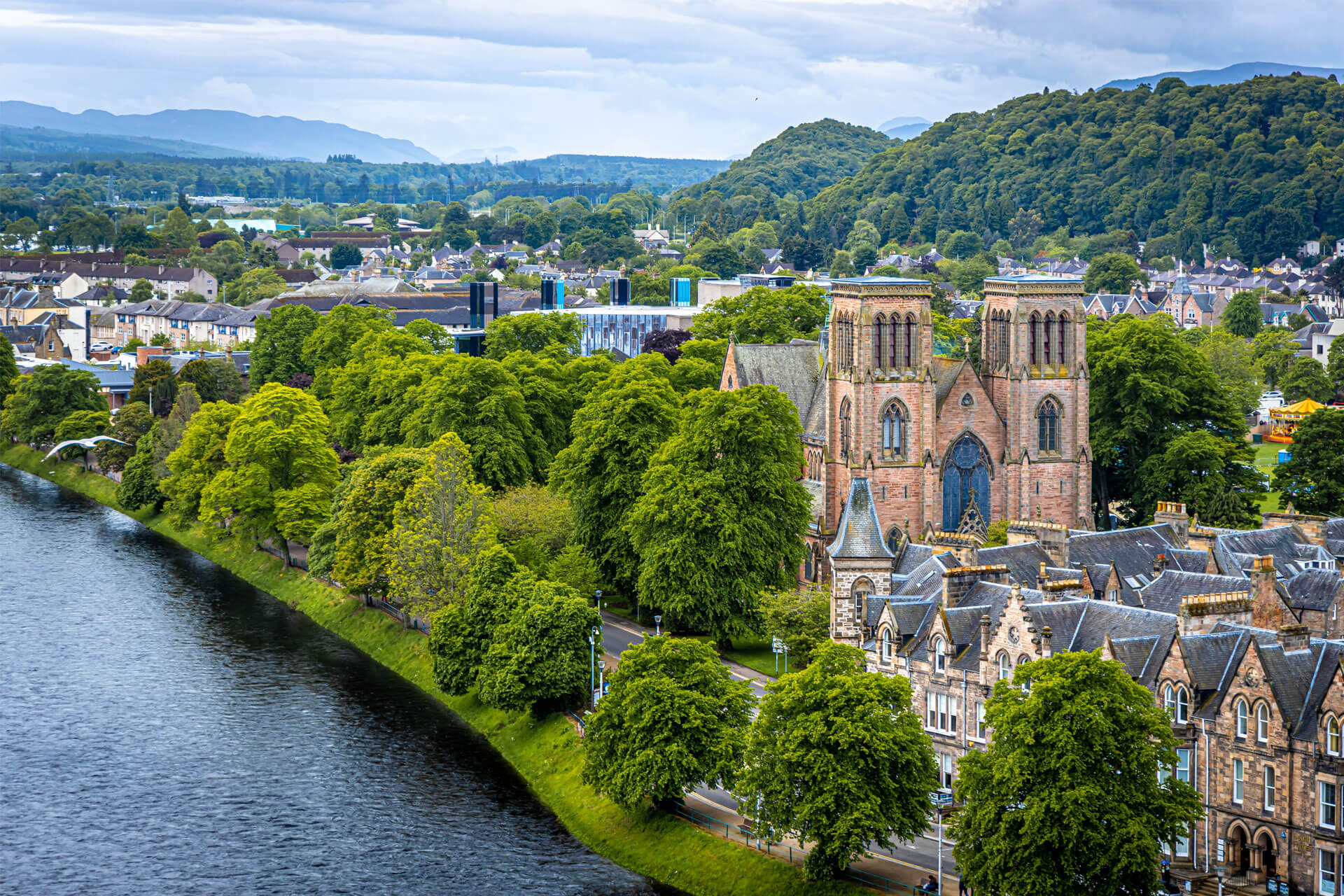 Vue d’Inverness, en Écosse, avec la cathédrale St Andrews de style néogothique sur les rives verdoyantes de la rivière Ness.