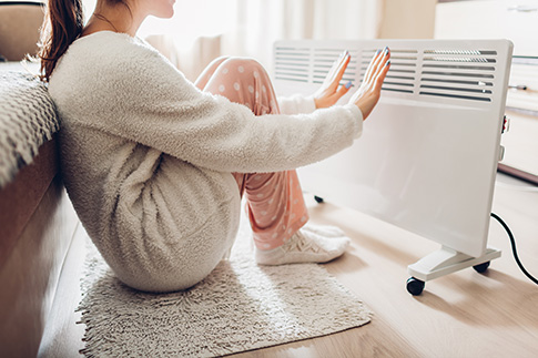 485x323-Se-rechauffer-avec-un-radiateur-electrique.jpg