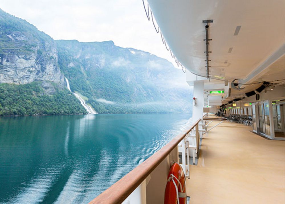 Vue sur un fjord de Norvège depuis le pont d’un bateau de croisière
