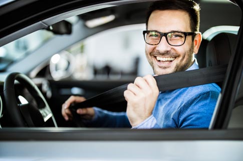 485-Homme-a-bord-de-sa-voiture-de-location.jpg