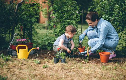 485-Une-mere-jardine-avec-son-enfant.jpg