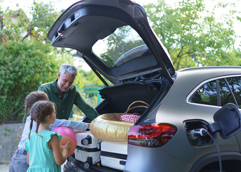 485-Planifier-un-road-trip-en-vehicule-electrique-Famille-recharge-voiture-depart-vacance.jpg