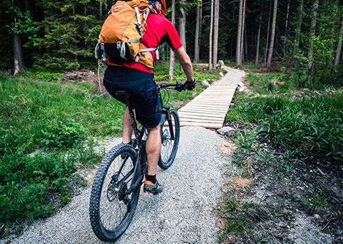 485-Velo-de-montagne-sentier-homme-sac-a-dos.jpg