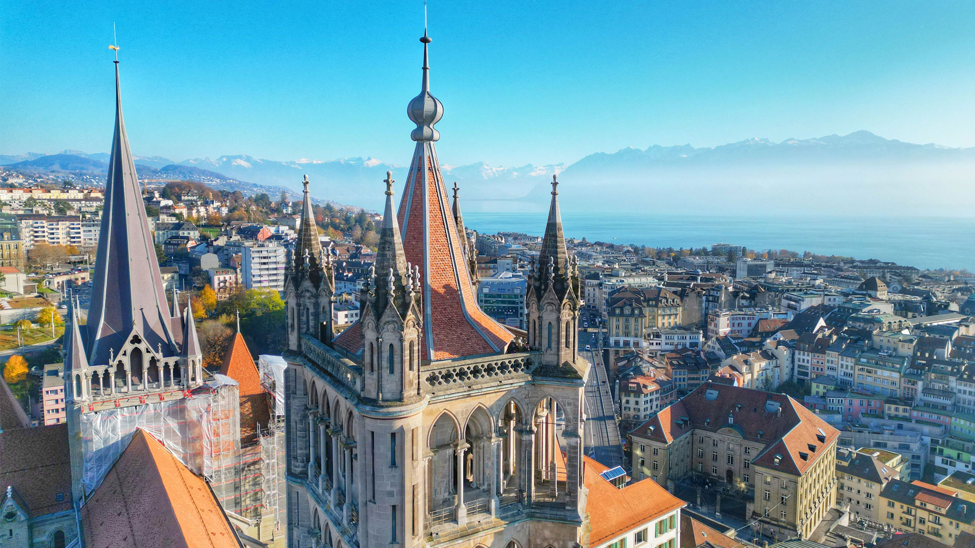 Vue aérienne de Lausanne, en Suisse, avec le sommet de la Cathédrale de Notre-Dame, ses tuiles en pierre et sa flèche imposante.
