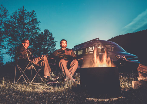 485-Se-preparer-pour-un-roadtrip-couple-feu-de-camp.jpg