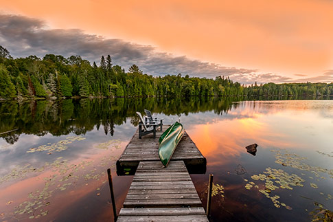 485-Quai-avec-chaises-Adirondack-et-canot-au-chalet.jpg