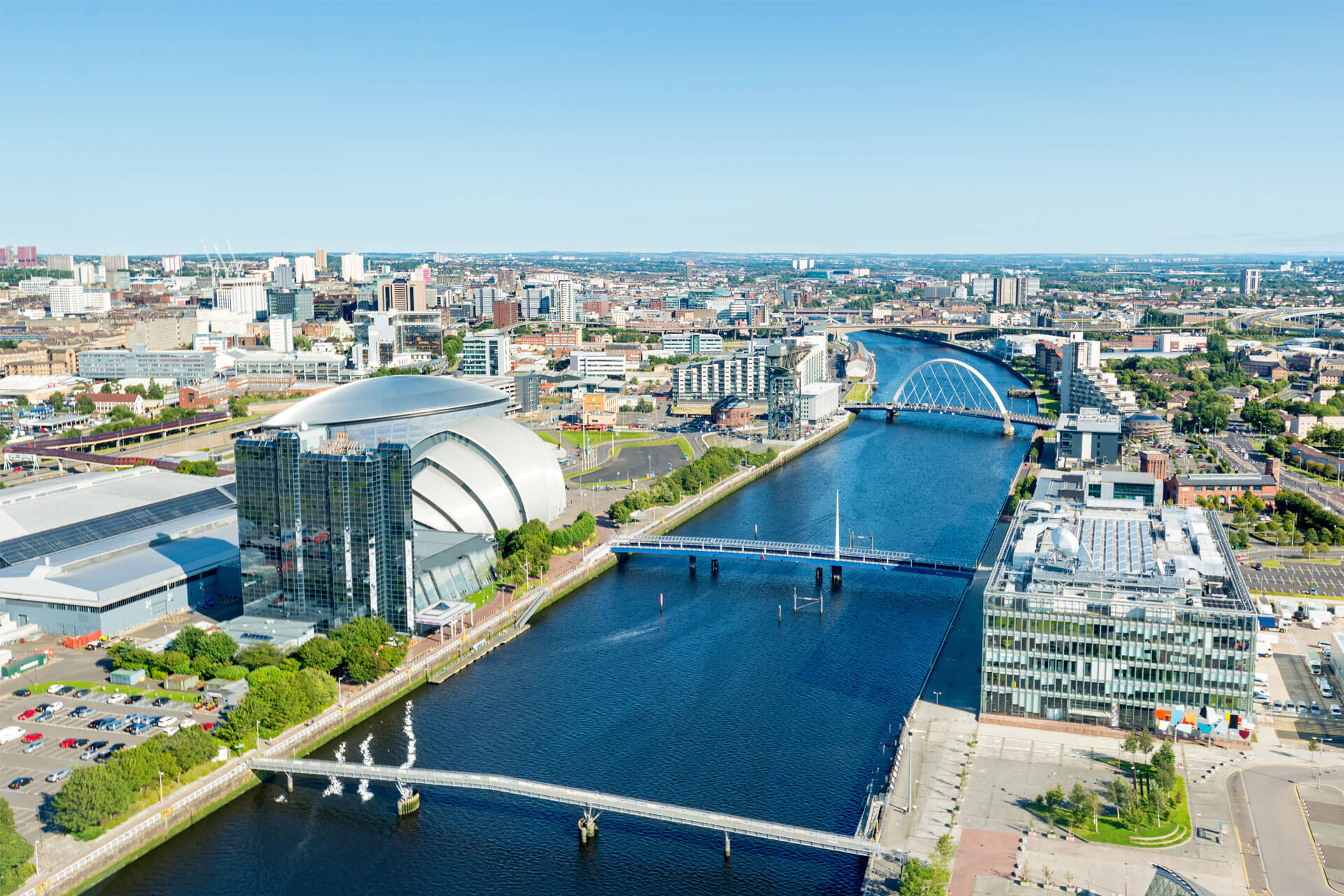 Vue aérienne de Glasgow montrant la rivière Clyde, le pont Squinty Bridge et les bâtiments du centre de conférences SEC.