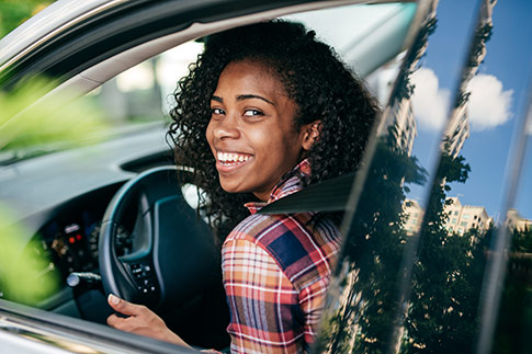 485-6-conseils-nouveau-conducteur-Jeune-femme-au-volant.jpg