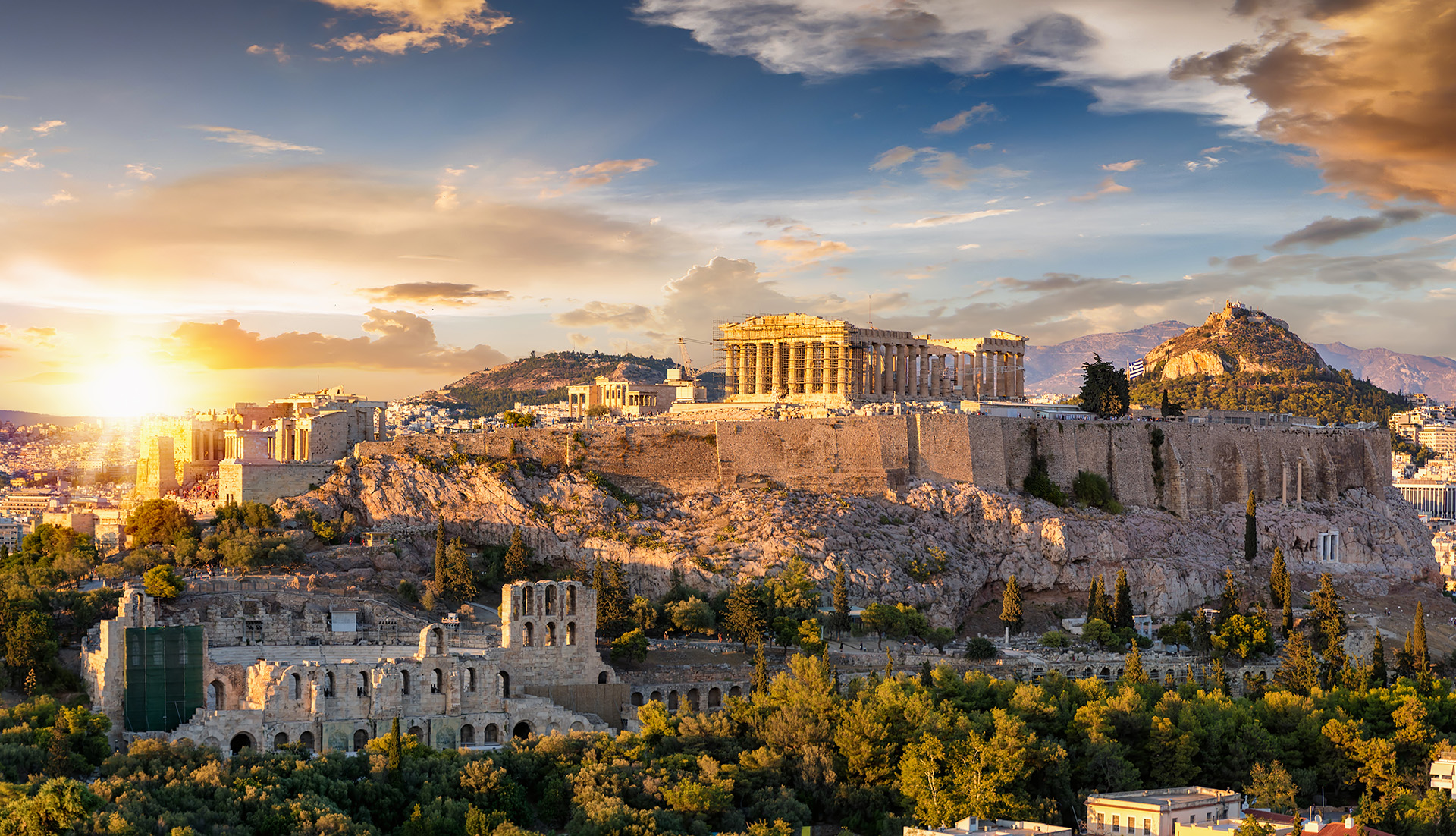 Vue du Parthénon doré sous le coucher du soleil, en Grèce, dominant l’Acropole d’Athènes qui surplombe les ruines historiques.