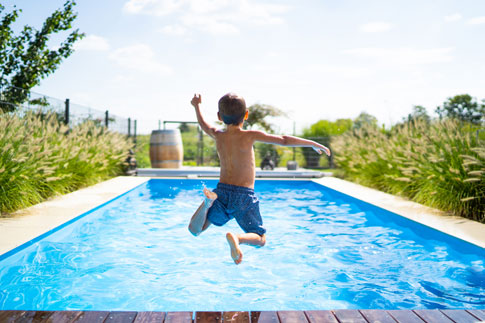 485-Un-enfant-saute-dans-une-oiscine-creusee.jpg