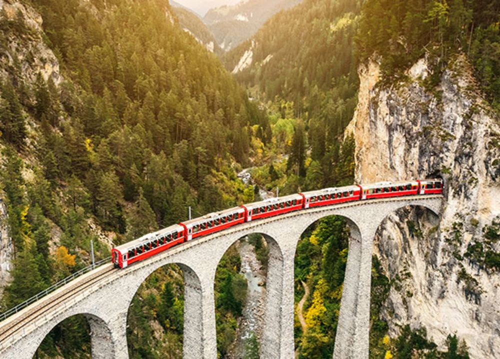 Le train panoramique Bermina express entrant dans un tunnel en Suisse