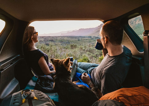 485-Se-preparer-pour-un-roadtrip-couple-avec-chien.jpg