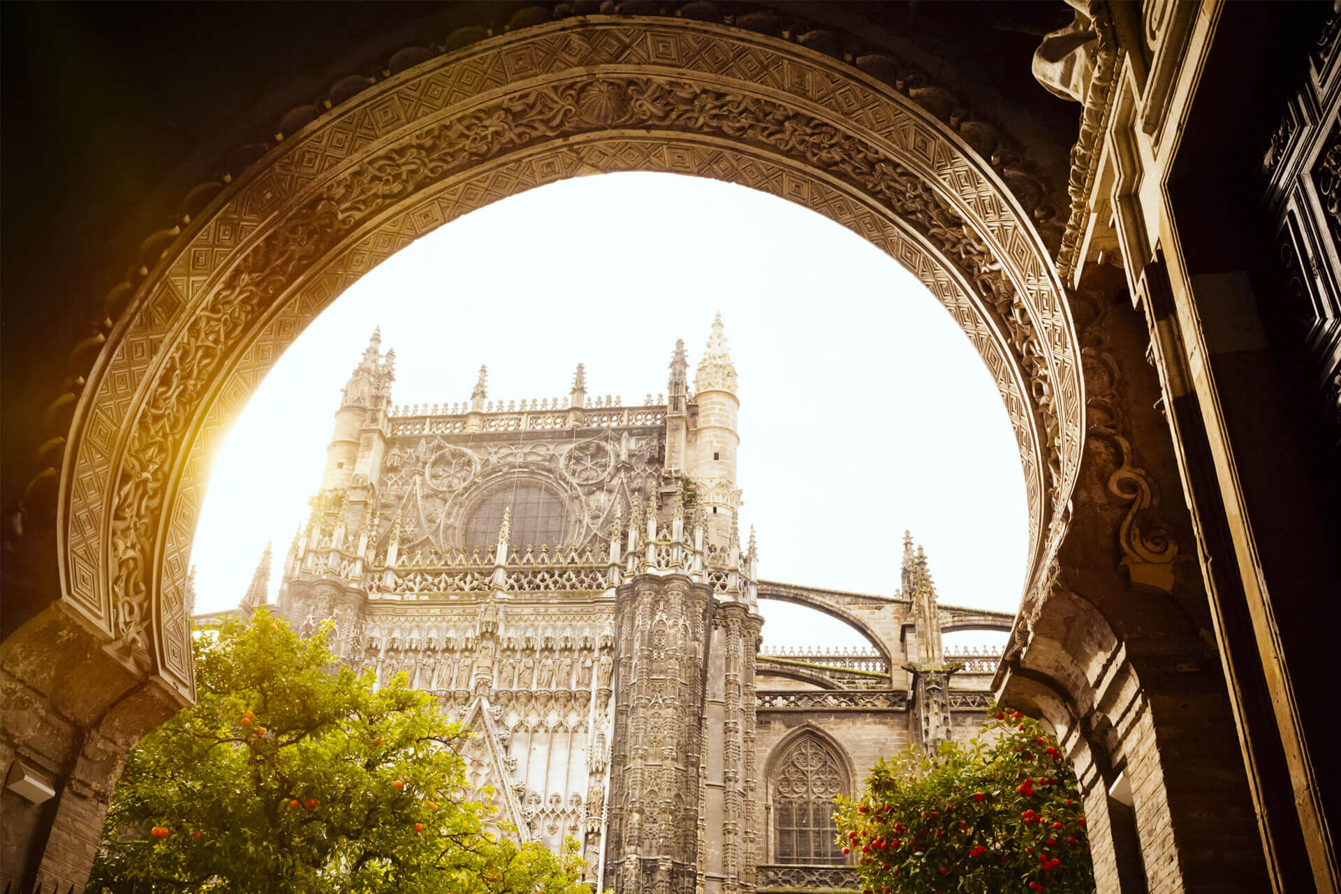 Cathédrale de Séville avec son architecture gothique vue à travers la Puerta del Perdón, en Espagne.