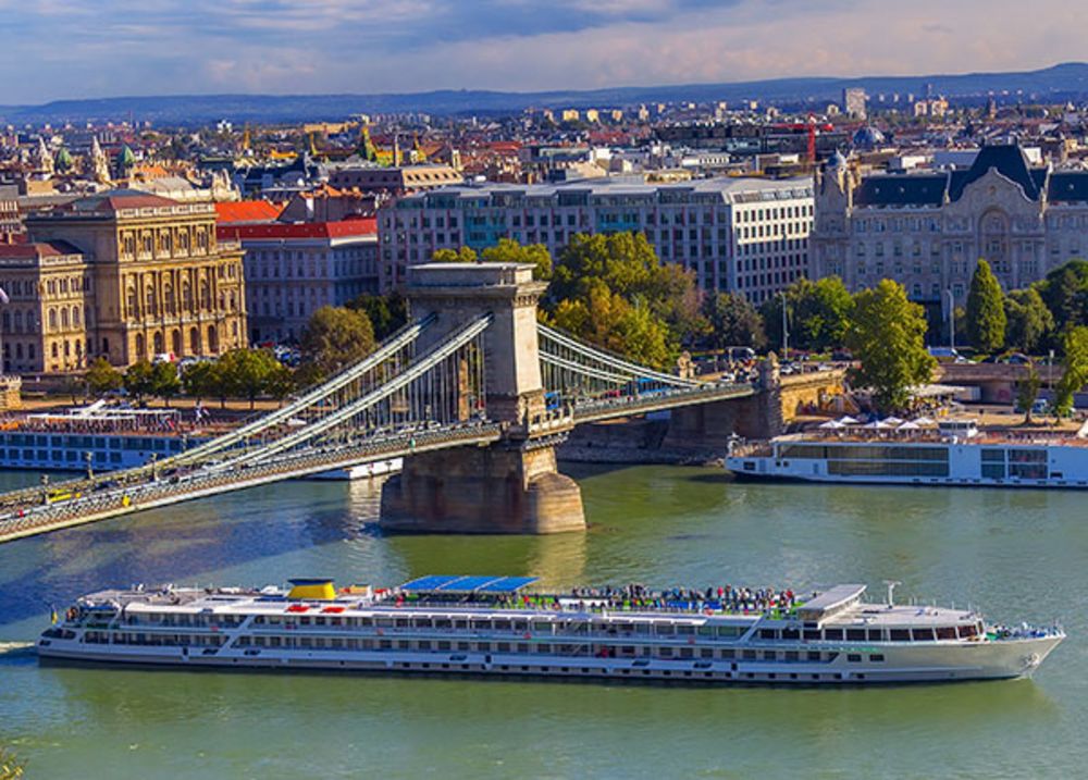 Un navire de croisière fluviale passe sous le pont des Chaînes à Budapest.