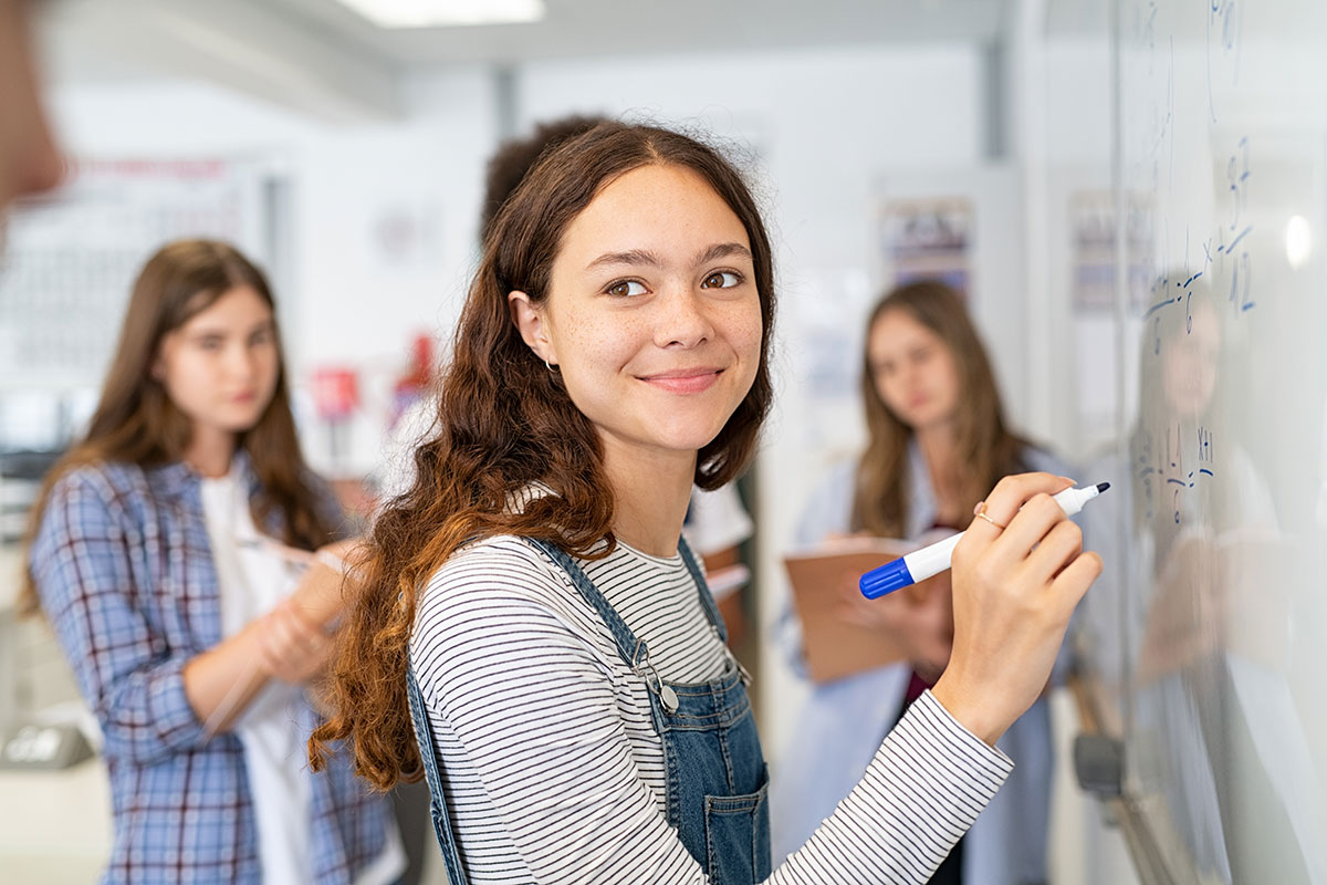 Studentka pisząca na tablicy