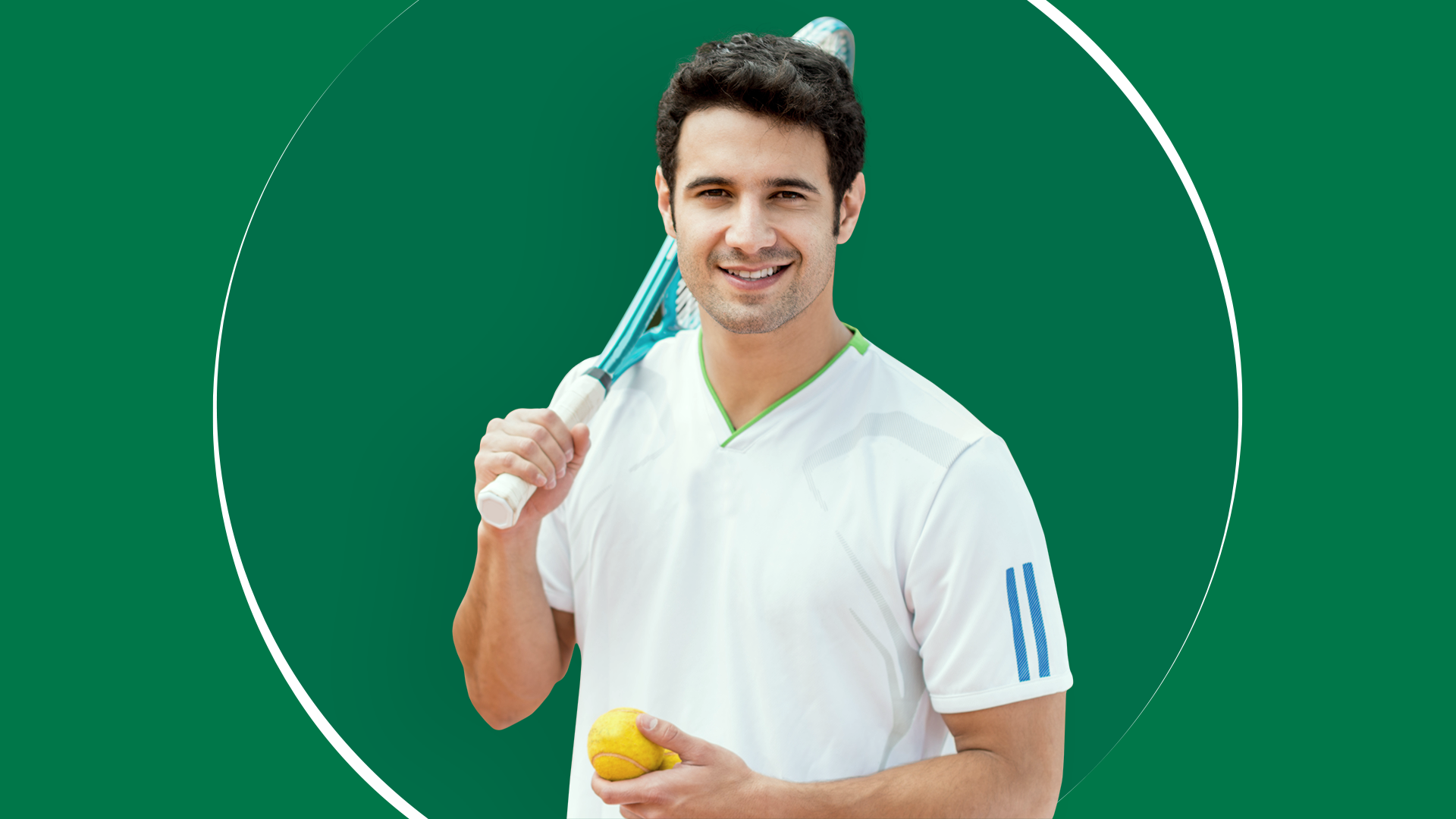 Jeune joueur de tennis tenant une raquette dans sa main droite et deux balles de tennis dans sa main gauche, souriant à la caméra