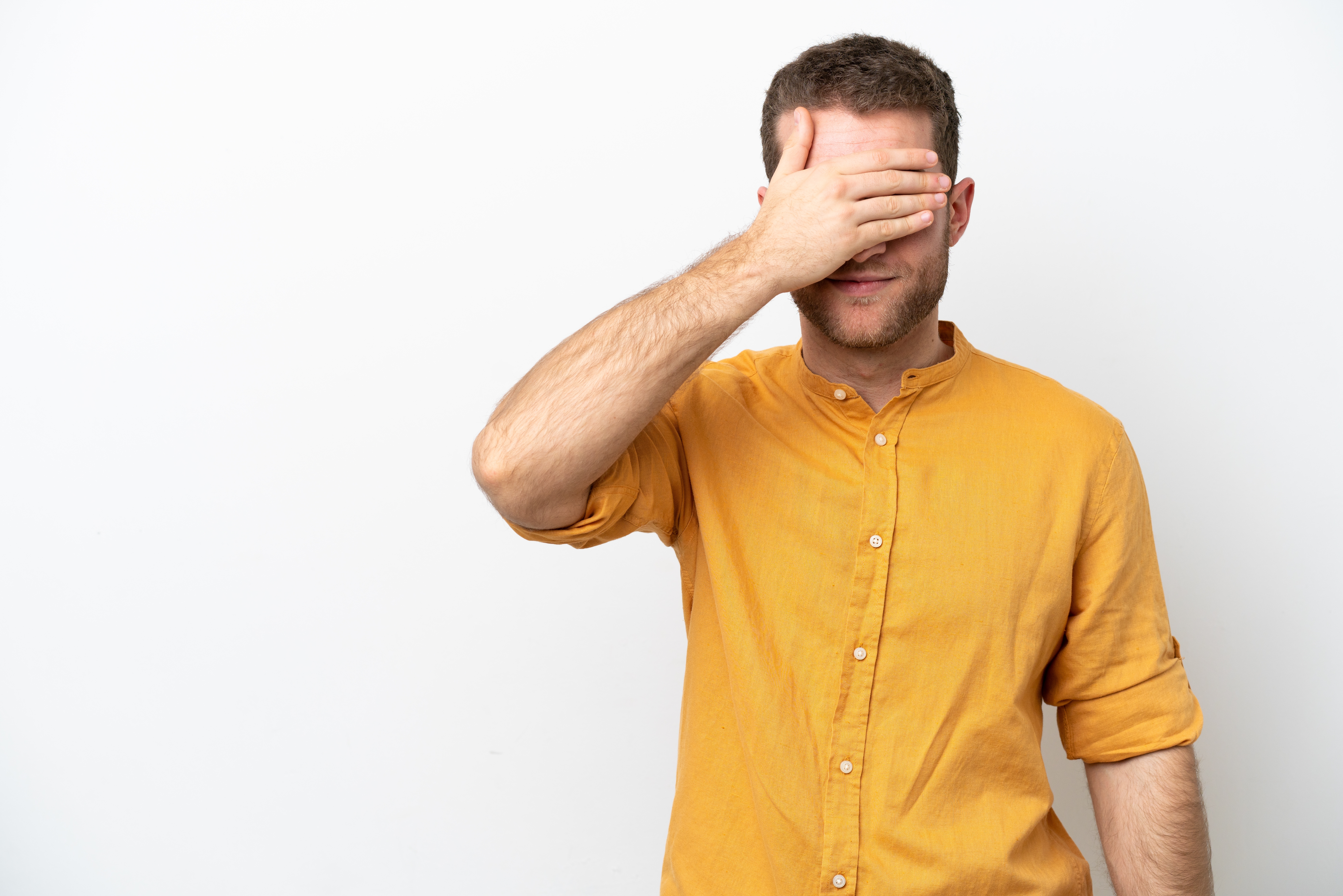 Mężczyzna zasłaniający oczy