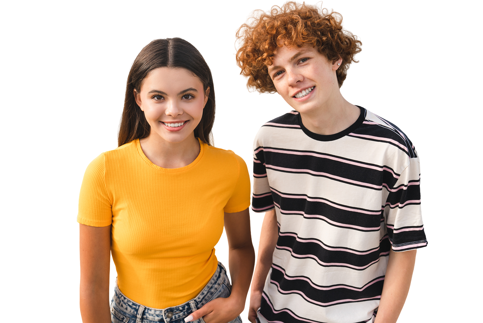 Девочка и мальчик смотрят в камеру и улыбаются