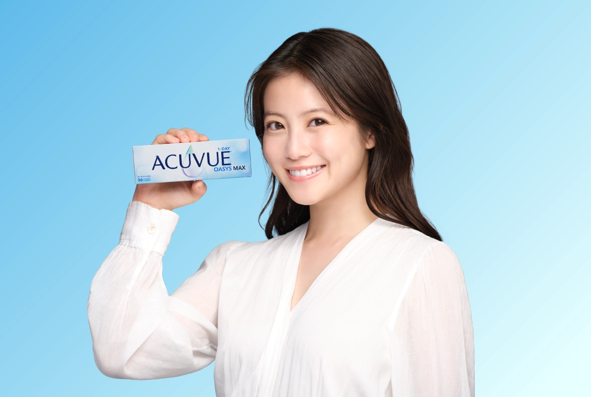 ワンデー アキュビュー® オアシス®MAXを持っている今田美桜さんの写真