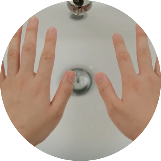 how-to-put-in-contacts-step2 二、擦乾雙手