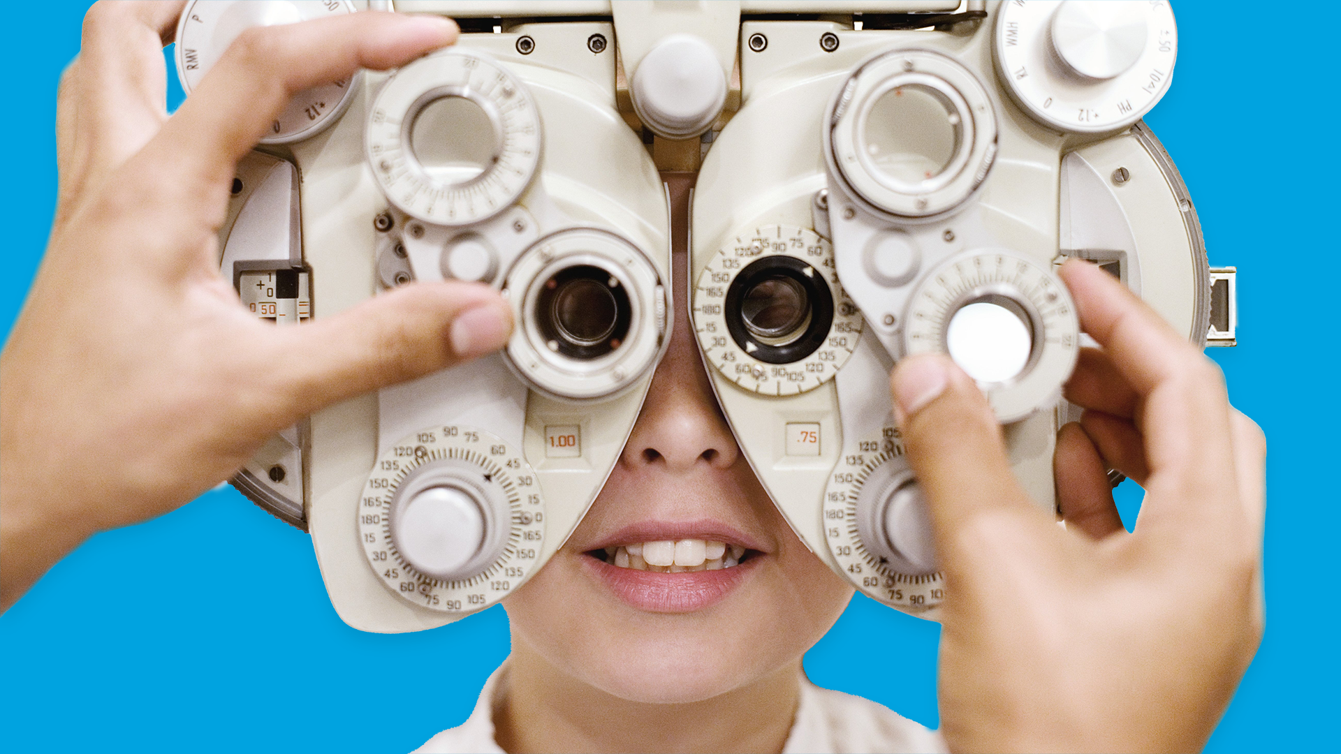 Optičar provodi testiranje vida pomoću foroptera na mladom pacijentu