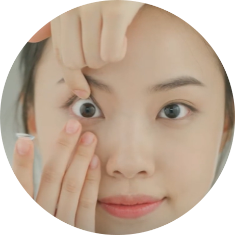 how-to-put-in-contacts-step4 四、拉開上下眼皮
