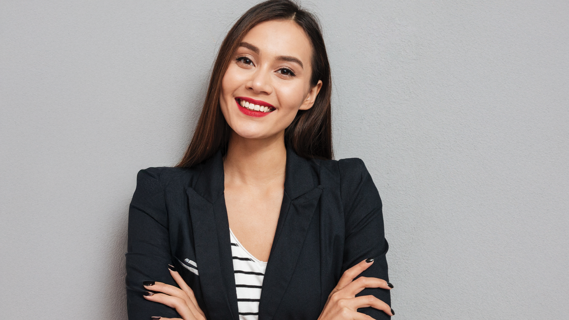 امرأة شابة محترفة مبتسمة في وظيفة مكتبية