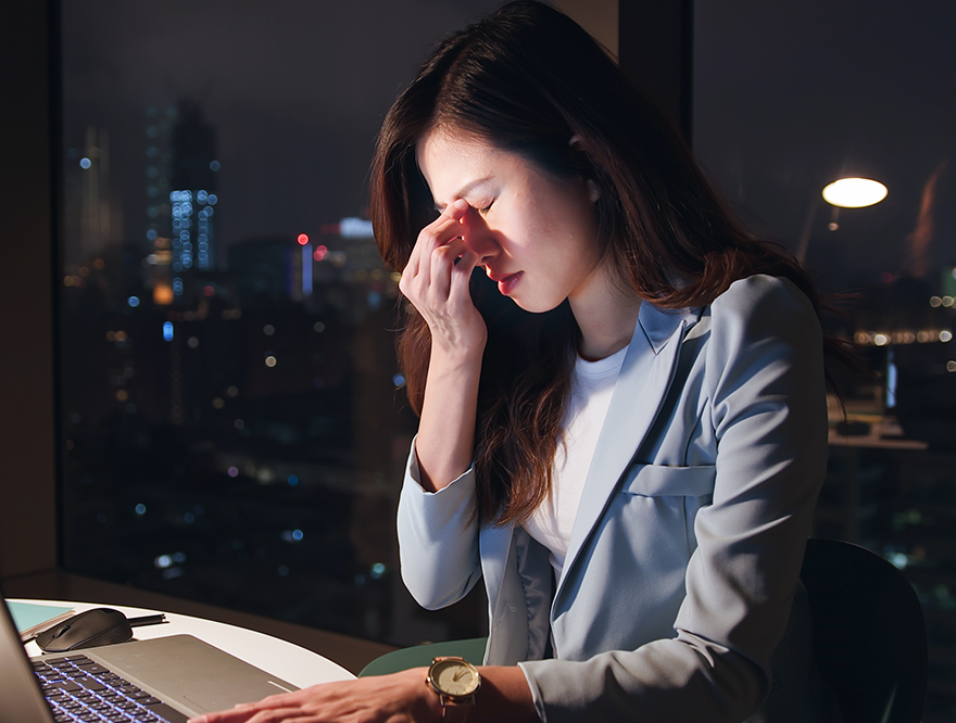 目の健康寿命を延ばすために必要なアイフレイル予防が必要な女性のイメージ