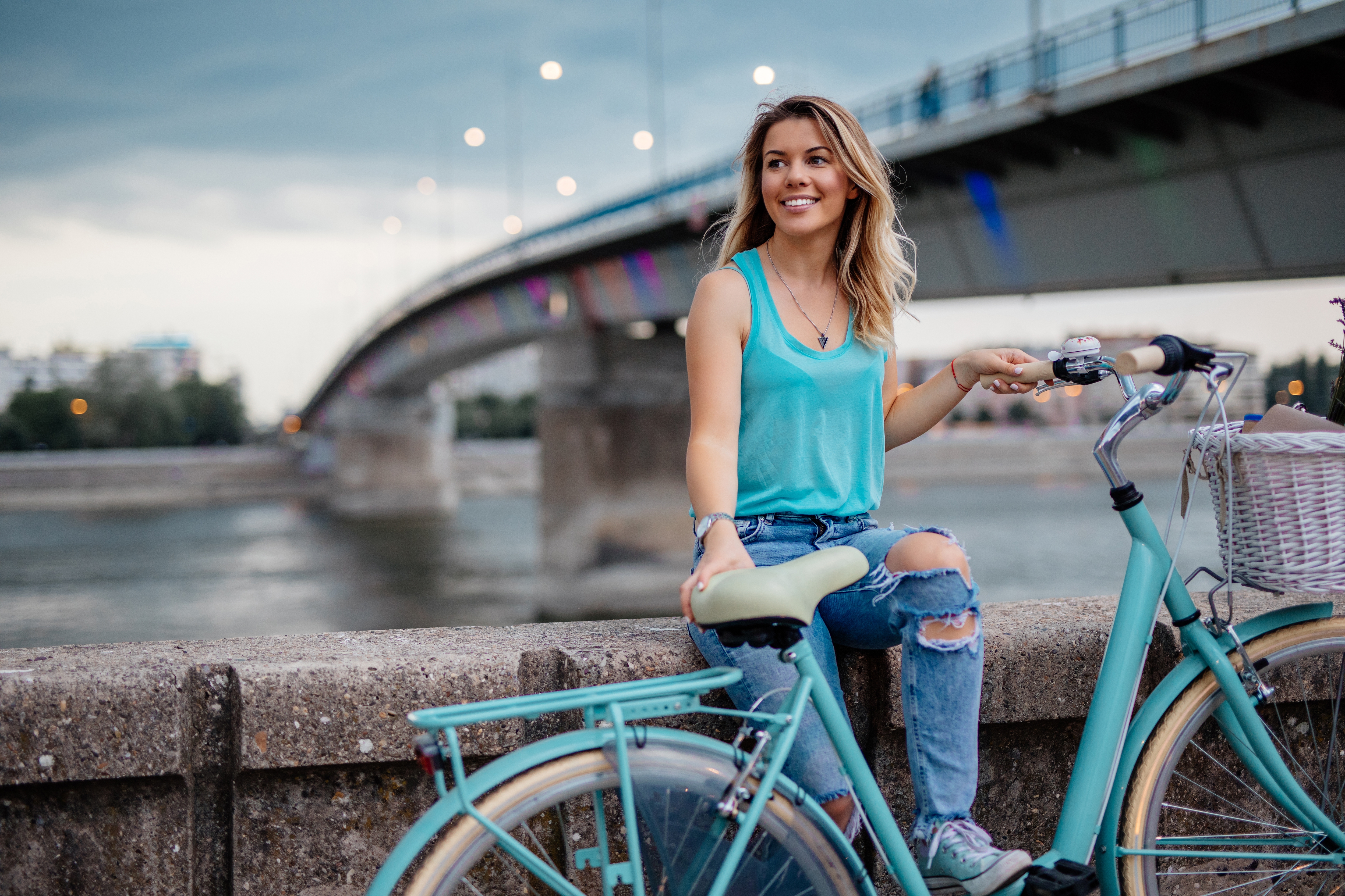 Uśmiechająca się kobieta jeżdżąca rowerem