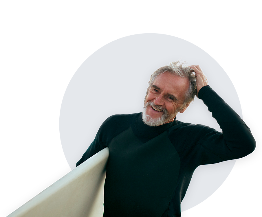 Kırk yaş üstü orta yaşlı sörf yapan mutlu adam
