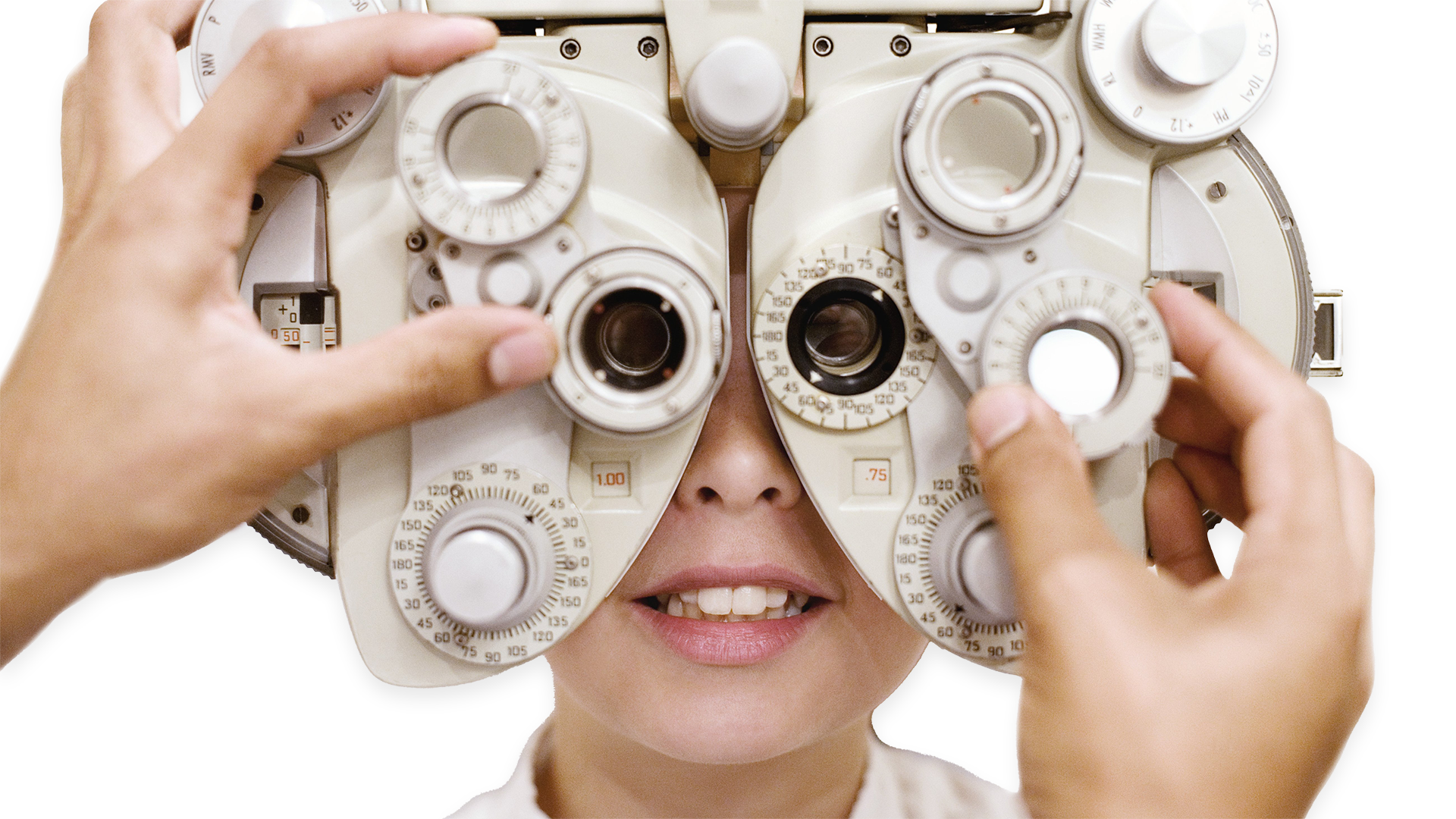 Un ophtalmologiste qui effectue un examen de la vue avec un réfracteur