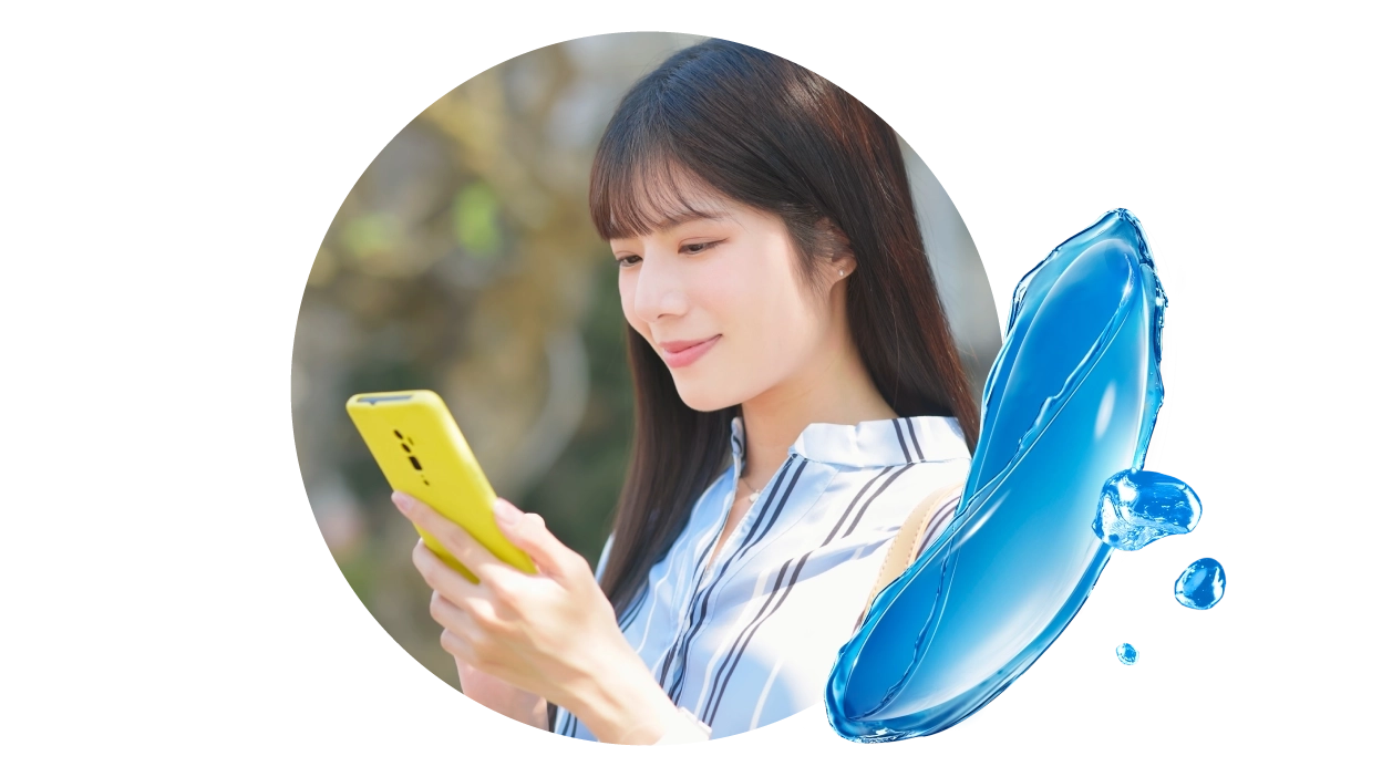 スマートフォンを見る女性