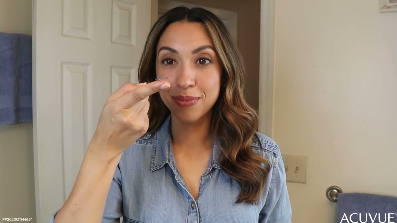 Nervous? Don’t be. Putting contact lenses on and taking them off is easier than you might think. Watch this quick video tutorial on how to safely put on your ACUVUE contact lenses.