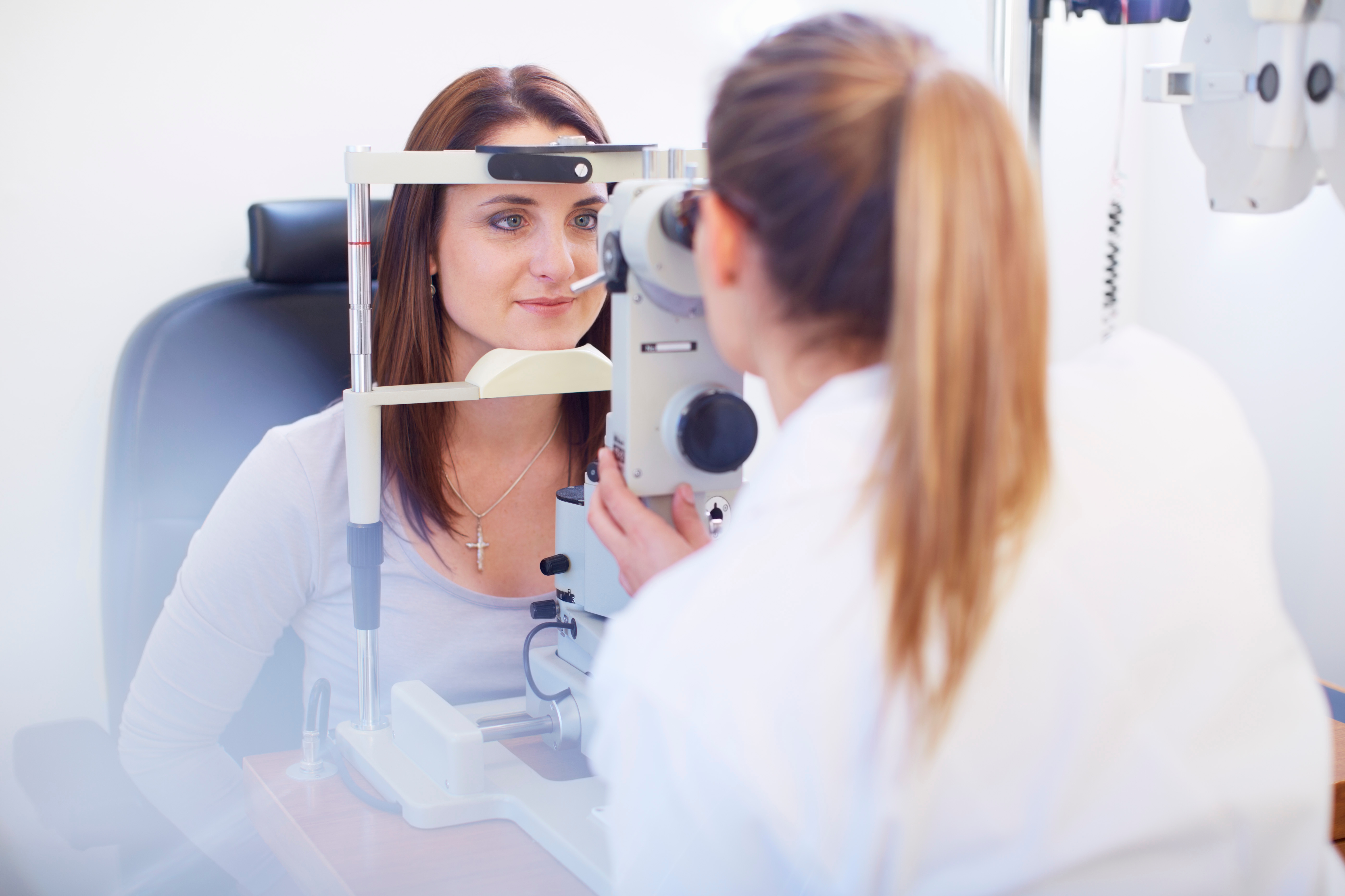 Un ophtalmologiste vérifie la vision d'un patient