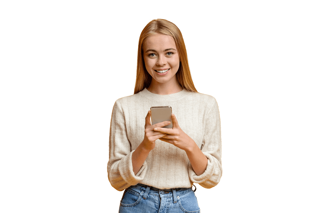 Женщина держит в руках телефон с приложением MyACUVUE®