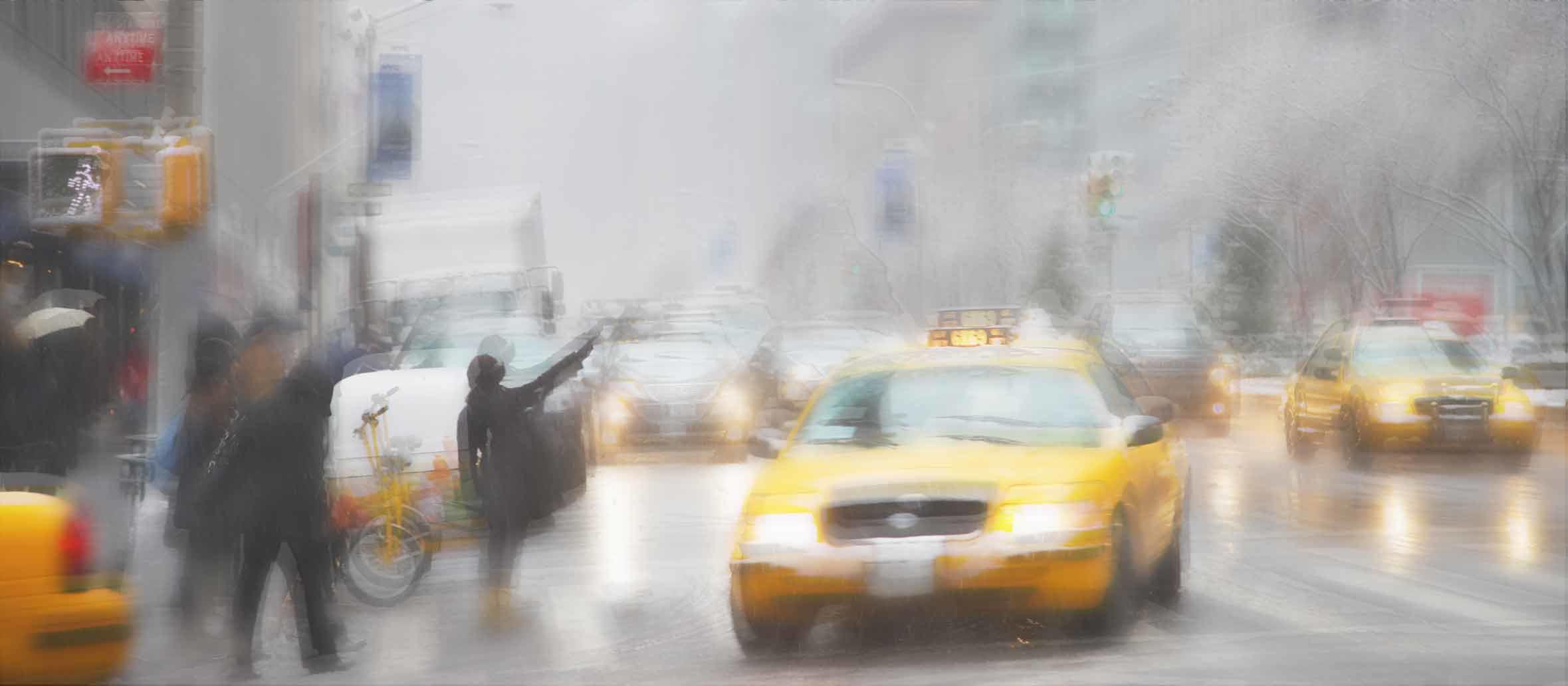 Ein regnerischer und geschäftiger Tag in der Stadt, verschwommen, um die Sicht mit beschlagenen Brillengläsern zu simulieren.