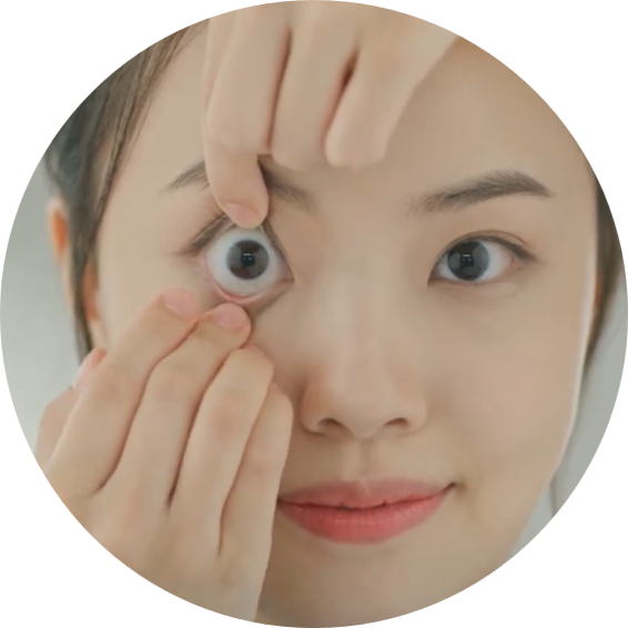 3. 拉開上下眼皮 3. 拉開上下眼皮