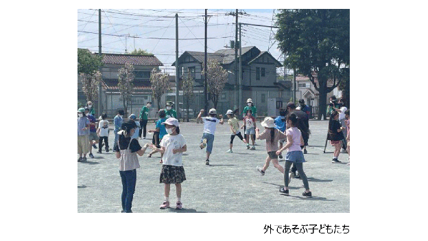 外であそぶ子どもたちの写真