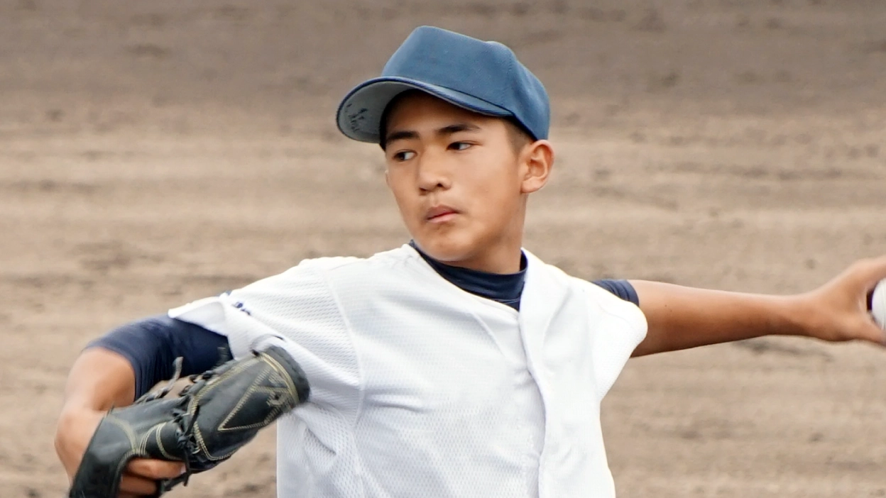 野球をする男性