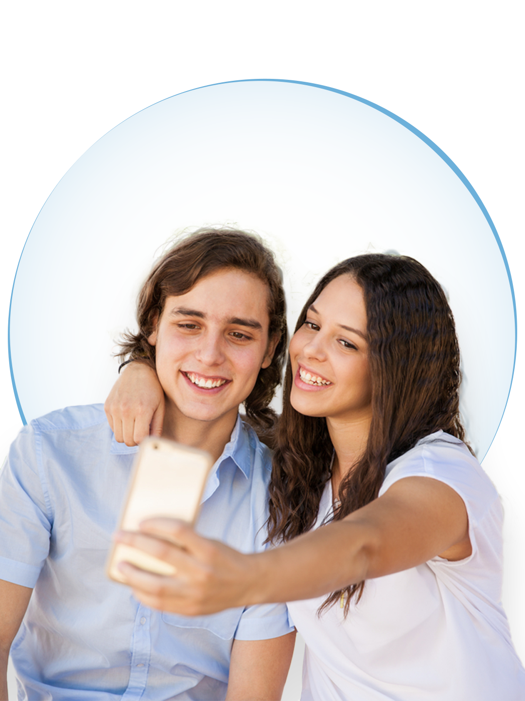 Adolescentes tomándose una selfie, él con una camisa azul de manga corta y el pelo hasta los hombros, y ella con una camiseta blanca.