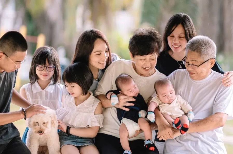 老眼の対策を行い年齢を重ねてもアクティブに生活する人のイメージ